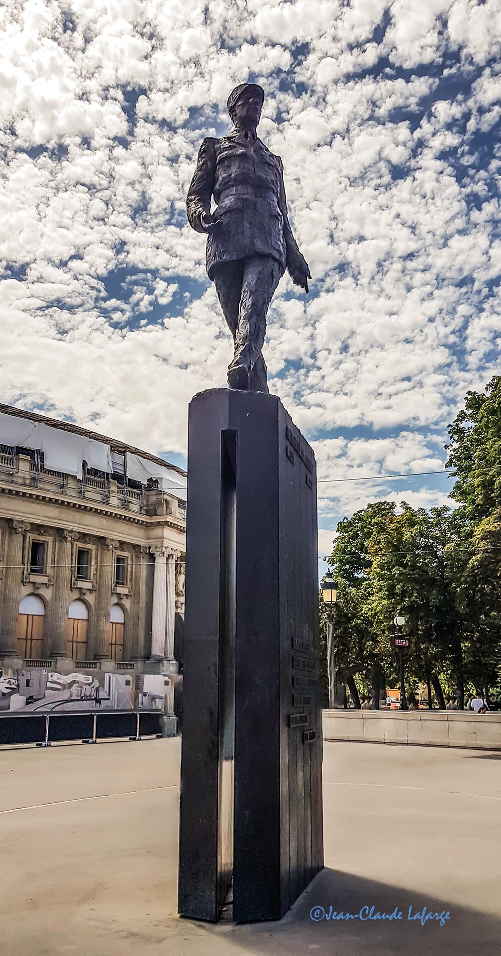 La Statue du Général de Gaulle est située entre le Grand Palais et les Champs Elysées à Paris France.
